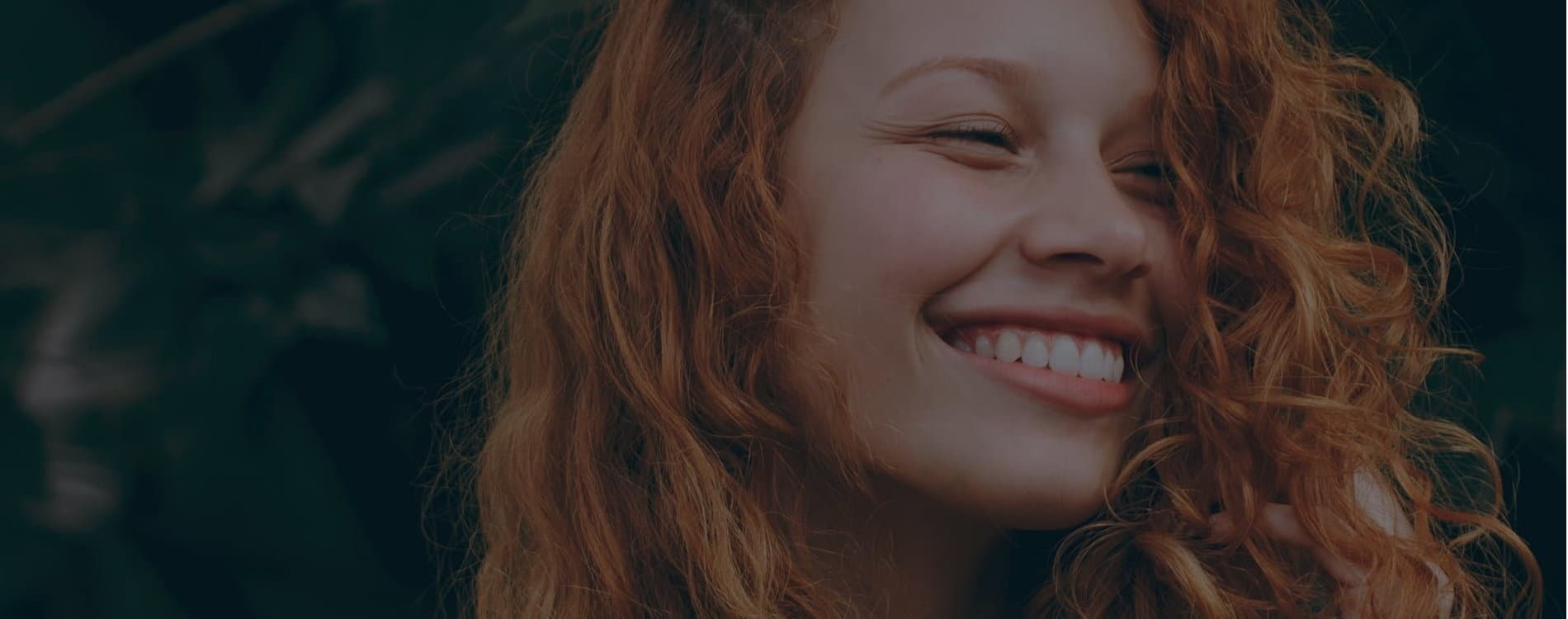 En panoramavy över Helsingfors hamn som visar historiska byggnader längs vattnet mot en klarblå himmel