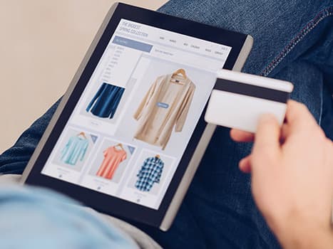 En person bläddrar på en surfplatta med en onlinebutik öppen på skärmen.