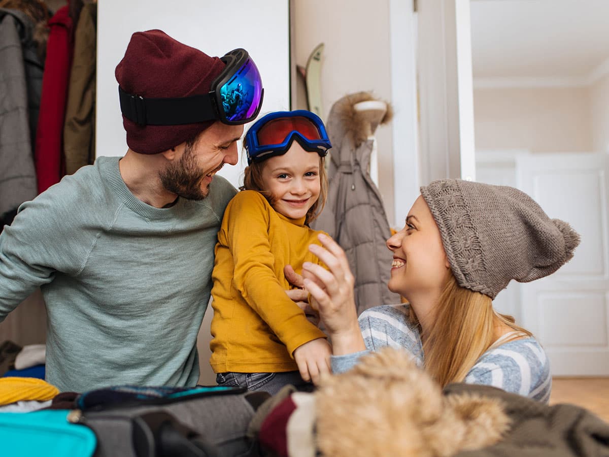 Ett par sitter tillsammans i soffan och tittar på en laptop, verkar engagerade i en diskussion.